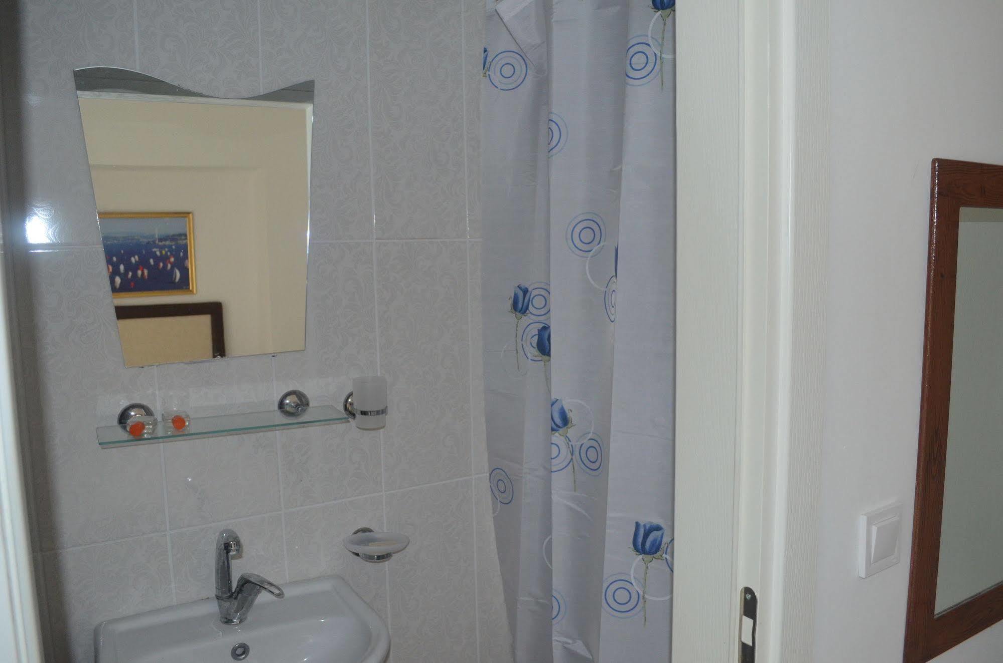 Lacivert Hotel Ayvalik Exterior photo