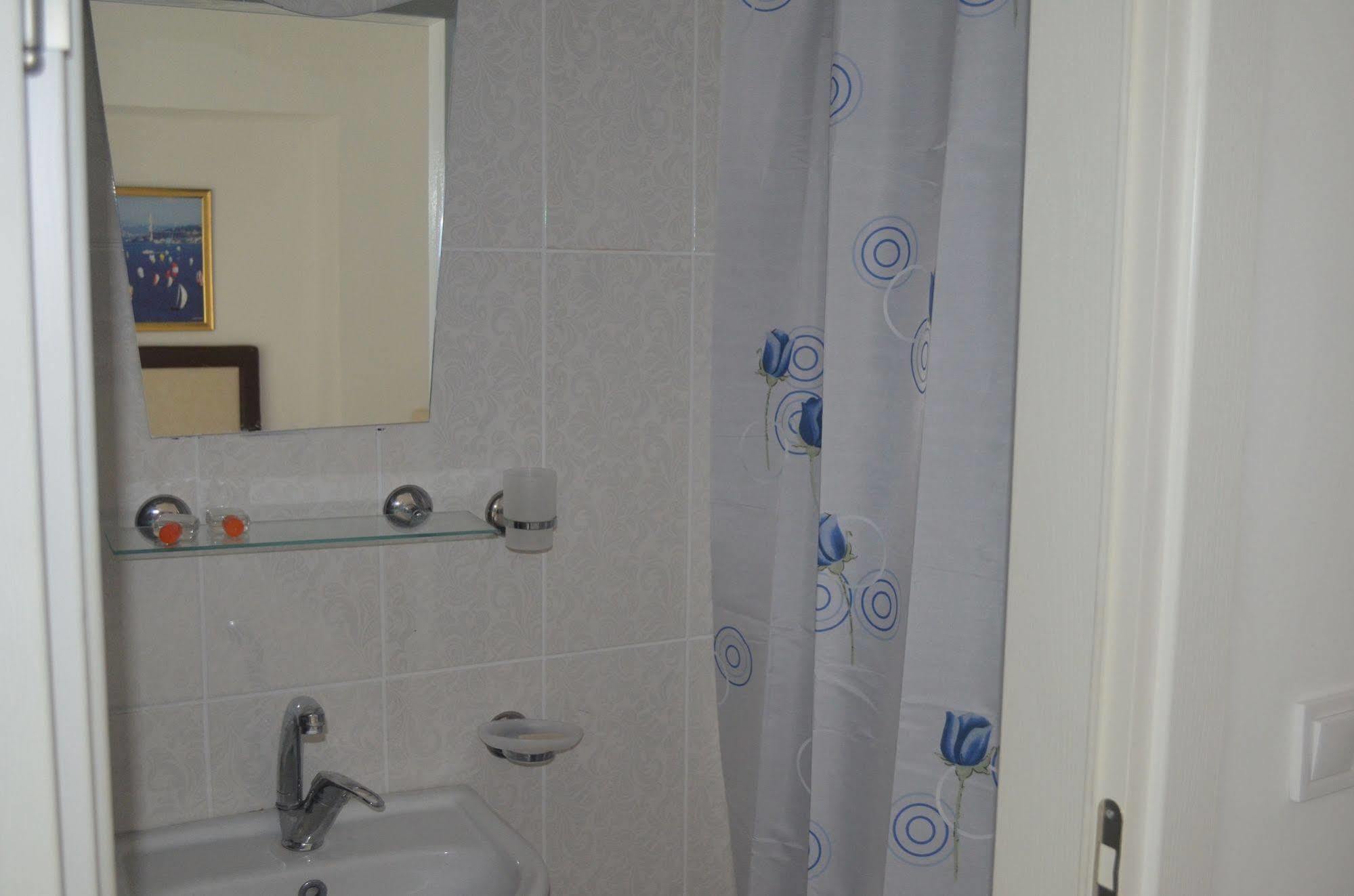 Lacivert Hotel Ayvalik Exterior photo